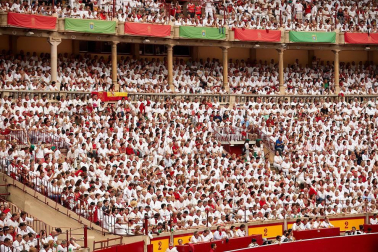 Público asistente a la Plaza de Toros de Pamplona durante la primera corrida de la Feria dle Toro 2018.