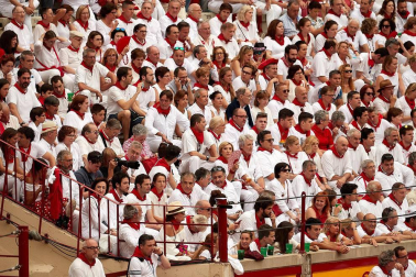 Público asistente a la Plaza de Toros de Pamplona durante la primera corrida de la Feria dle Toro 2018.