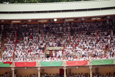 Público asistente a la Plaza de Toros de Pamplona durante la primera corrida de la Feria dle Toro 2018.