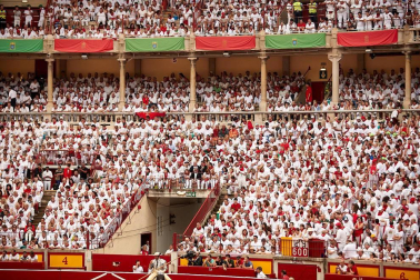 Público asistente a la Plaza de Toros de Pamplona durante la primera corrida de la Feria dle Toro 2018.