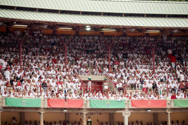 Público asistente a la Plaza de Toros de Pamplona durante la primera corrida de la Feria dle Toro 2018.