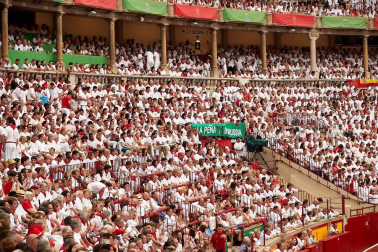 Público asistente a la Plaza de Toros de Pamplona durante la primera corrida de la Feria dle Toro 2018.