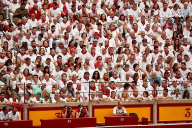 Público asistente a la Plaza de Toros de Pamplona durante la primera corrida de la Feria dle Toro 2018.