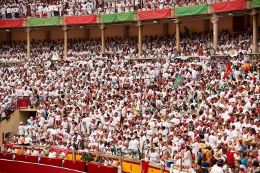 Público asistente a la Plaza de Toros de Pamplona durante la primera corrida de la Feria dle Toro 2018.