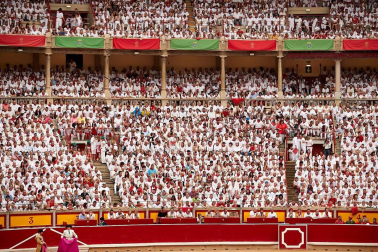 Público asistente a la Plaza de Toros de Pamplona durante la primera corrida de la Feria dle Toro 2018.