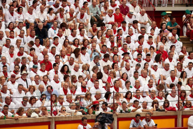 Público asistente a la Plaza de Toros de Pamplona durante la primera corrida de la Feria dle Toro 2018.