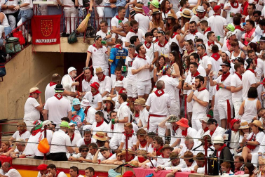 Público asistente a la Plaza de Toros de Pamplona durante la primera corrida de la Feria dle Toro 2018.
