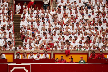 Público asistente a la Plaza de Toros de Pamplona durante la primera corrida de la Feria dle Toro 2018.