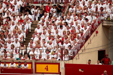 Público asistente a la Plaza de Toros de Pamplona durante la primera corrida de la Feria dle Toro 2018.
