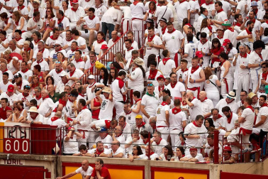 Público asistente a la Plaza de Toros de Pamplona durante la primera corrida de la Feria dle Toro 2018.