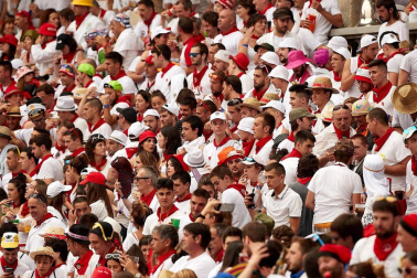 Público asistente a la Plaza de Toros de Pamplona durante la primera corrida de la Feria dle Toro 2018.
