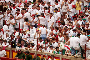 Público asistente a la Plaza de Toros de Pamplona durante la primera corrida de la Feria dle Toro 2018.