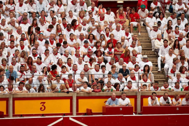 Público asistente a la Plaza de Toros de Pamplona durante la primera corrida de la Feria dle Toro 2018.