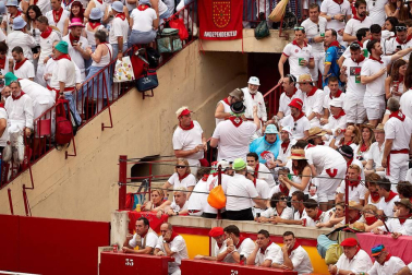 Público asistente a la Plaza de Toros de Pamplona durante la primera corrida de la Feria dle Toro 2018.