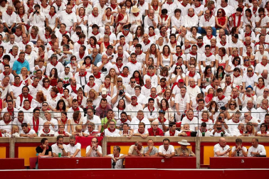 Público asistente a la Plaza de Toros de Pamplona durante la primera corrida de la Feria dle Toro 2018.
