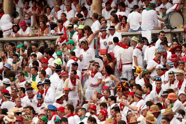 Público asistente a la Plaza de Toros de Pamplona durante la primera corrida de la Feria dle Toro 2018.