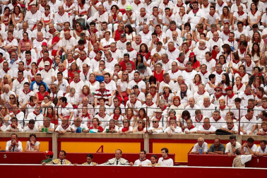 Público asistente a la Plaza de Toros de Pamplona durante la primera corrida de la Feria dle Toro 2018.