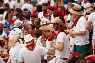 Público asistente a la Plaza de Toros de Pamplona durante la primera corrida de la Feria dle Toro 2018.