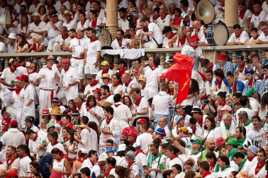 Público asistente a la Plaza de Toros de Pamplona durante la primera corrida de la Feria dle Toro 2018.