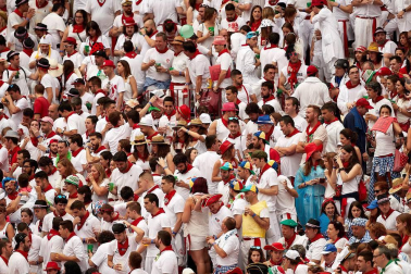 Público asistente a la Plaza de Toros de Pamplona durante la primera corrida de la Feria dle Toro 2018.