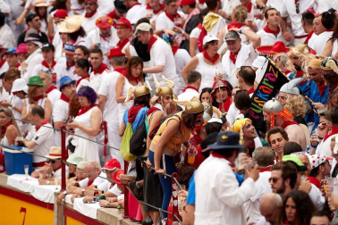 Público asistente a la Plaza de Toros de Pamplona durante la primera corrida de la Feria dle Toro 2018.