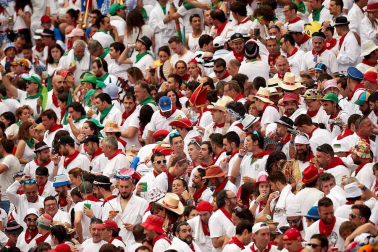 Público asistente a la Plaza de Toros de Pamplona durante la primera corrida de la Feria dle Toro 2018.