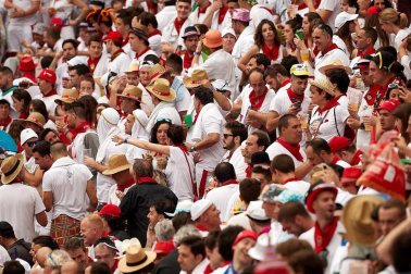 Público asistente a la Plaza de Toros de Pamplona durante la primera corrida de la Feria dle Toro 2018.