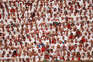 Público asistente a la Plaza de Toros de Pamplona durante la primera corrida de la Feria dle Toro 2018.
