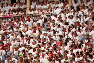 Público asistente a la Plaza de Toros de Pamplona durante la primera corrida de la Feria dle Toro 2018.