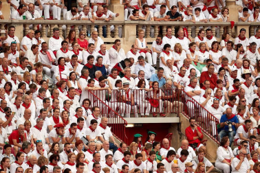 Público asistente a la Plaza de Toros de Pamplona durante la primera corrida de la Feria dle Toro 2018.