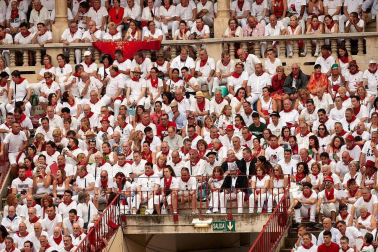 Público asistente a la Plaza de Toros de Pamplona durante la primera corrida de la Feria dle Toro 2018.