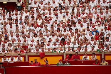 Público asistente a la Plaza de Toros de Pamplona durante la primera corrida de la Feria dle Toro 2018.