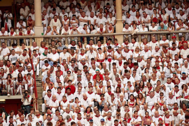 Público asistente a la Plaza de Toros de Pamplona durante la primera corrida de la Feria dle Toro 2018.