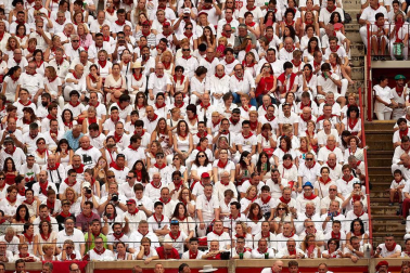Público asistente a la Plaza de Toros de Pamplona durante la primera corrida de la Feria dle Toro 2018.