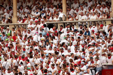 Público asistente a la Plaza de Toros de Pamplona durante la primera corrida de la Feria dle Toro 2018.