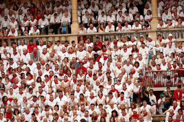 Público asistente a la Plaza de Toros de Pamplona durante la primera corrida de la Feria dle Toro 2018.