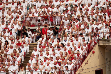 Público asistente a la Plaza de Toros de Pamplona durante la primera corrida de la Feria dle Toro 2018.