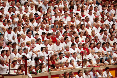 Público asistente a la Plaza de Toros de Pamplona durante la primera corrida de la Feria dle Toro 2018.