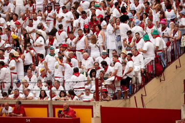 Público asistente a la Plaza de Toros de Pamplona durante la primera corrida de la Feria dle Toro 2018.