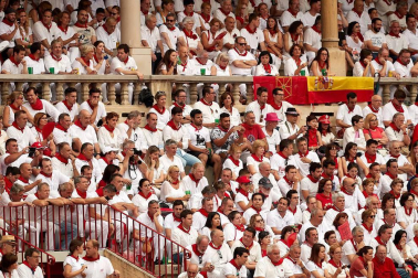Público asistente a la Plaza de Toros de Pamplona durante la primera corrida de la Feria dle Toro 2018.