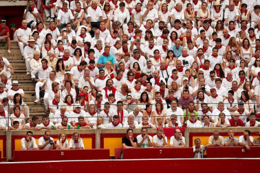 Público asistente a la Plaza de Toros de Pamplona durante la primera corrida de la Feria dle Toro 2018.