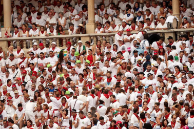 Público asistente a la Plaza de Toros de Pamplona durante la primera corrida de la Feria dle Toro 2018.