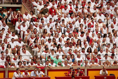 Público asistente a la Plaza de Toros de Pamplona durante la primera corrida de la Feria dle Toro 2018.