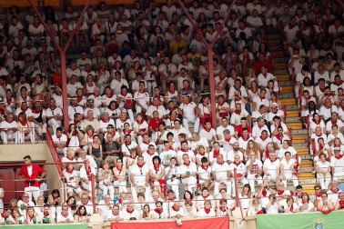 Público asistente a la Plaza de Toros de Pamplona durante la primera corrida de la Feria dle Toro 2018.