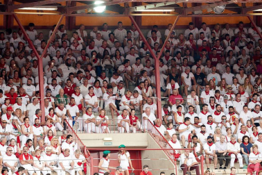 Público asistente a la Plaza de Toros de Pamplona durante la primera corrida de la Feria dle Toro 2018.