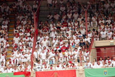 Público asistente a la Plaza de Toros de Pamplona durante la primera corrida de la Feria dle Toro 2018.