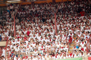 Público asistente a la Plaza de Toros de Pamplona durante la primera corrida de la Feria dle Toro 2018.