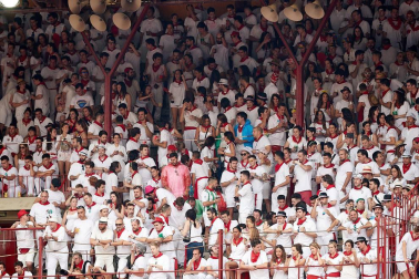 Público asistente a la Plaza de Toros de Pamplona durante la primera corrida de la Feria dle Toro 2018.