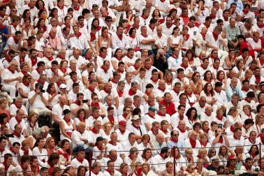 Público asistente a la Plaza de Toros de Pamplona durante la primera corrida de la Feria dle Toro 2018.