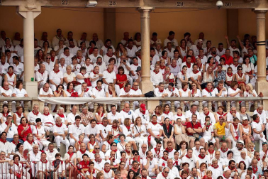 Público asistente a la Plaza de Toros de Pamplona durante la primera corrida de la Feria dle Toro 2018.